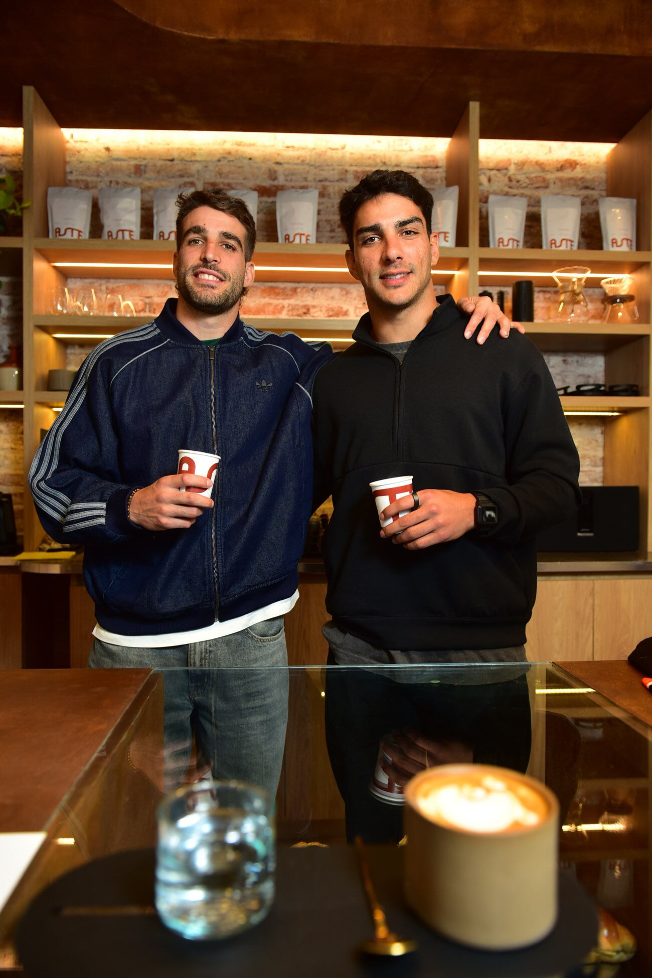 Los jugadores de Los Pumas Juan Cruz Mallía y Santiago Carreras en el café bar Aste.  (Nicolás Bravo / La Voz)
