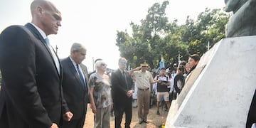 Las autoridades rindiendo honores al primer gobernador de Jujuy, José María Fascio, en el acto del 188º aniversario de la autonomía política de Jujuy.