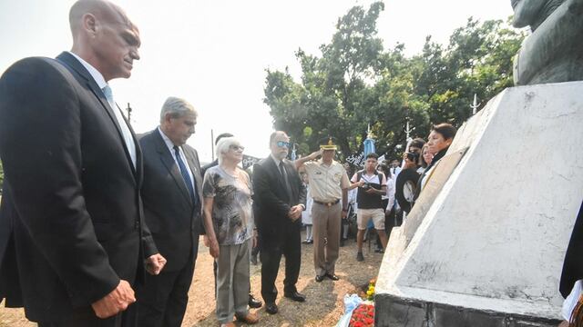 Las autoridades rindiendo honores al primer gobernador de Jujuy, José María Fascio, en el acto del 188º aniversario de la autonomía política de Jujuy.