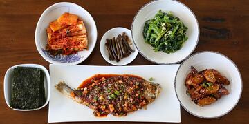 Banchan: las guarniciones clásicas que acompañan los platos principales de la mesa coreana