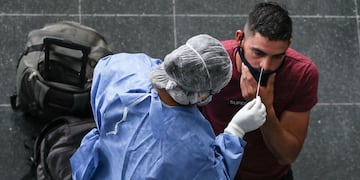 Una persona realiza una prueba para detectar la covid-19. (Foto: EFE/ Juan Ignacio Roncoroni)