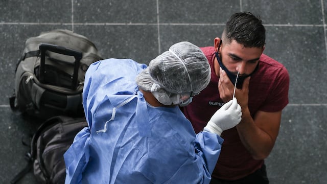 Una persona realiza una prueba para detectar la covid-19. (Foto: EFE/ Juan Ignacio Roncoroni)