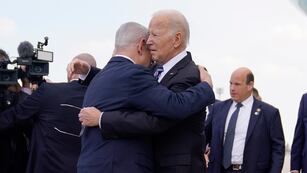 El presidente de Estados Unidos, Joe Biden, es recibido por el primer ministro de Israel, Benjamin Netanyahu, a su llegada en el aeropuerto internacional Ben Gurion, el miércoles 18 de octubre de 2023 en Tel Aviv, Israel. (AP Foto/Evan Vucci)
