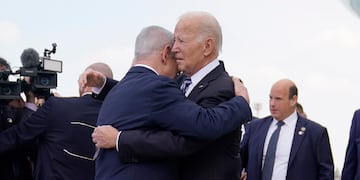 El presidente de Estados Unidos, Joe Biden, es recibido por el primer ministro de Israel, Benjamin Netanyahu, a su llegada en el aeropuerto internacional Ben Gurion, el miércoles 18 de octubre de 2023 en Tel Aviv, Israel. (AP Foto/Evan Vucci)