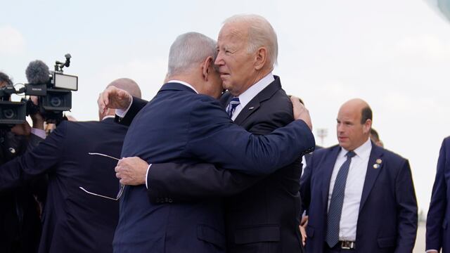El presidente de Estados Unidos, Joe Biden, es recibido por el primer ministro de Israel, Benjamin Netanyahu, a su llegada en el aeropuerto internacional Ben Gurion, el miércoles 18 de octubre de 2023 en Tel Aviv, Israel. (AP Foto/Evan Vucci)