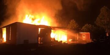 Incendio destruyó tres depósitos de madera en Panambí.
