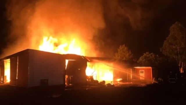 Incendio destruyó tres depósitos de madera en Panambí.