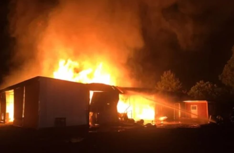 Incendio destruyó tres depósitos de madera en Panambí