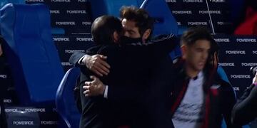 El DT cumplió su objetivo de abrazarse con su amigo Julio Falcioni después del partido. (TNT Sports)