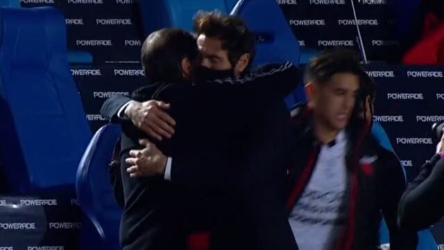 El DT cumplió su objetivo de abrazarse con su amigo Julio Falcioni después del partido. (TNT Sports)
