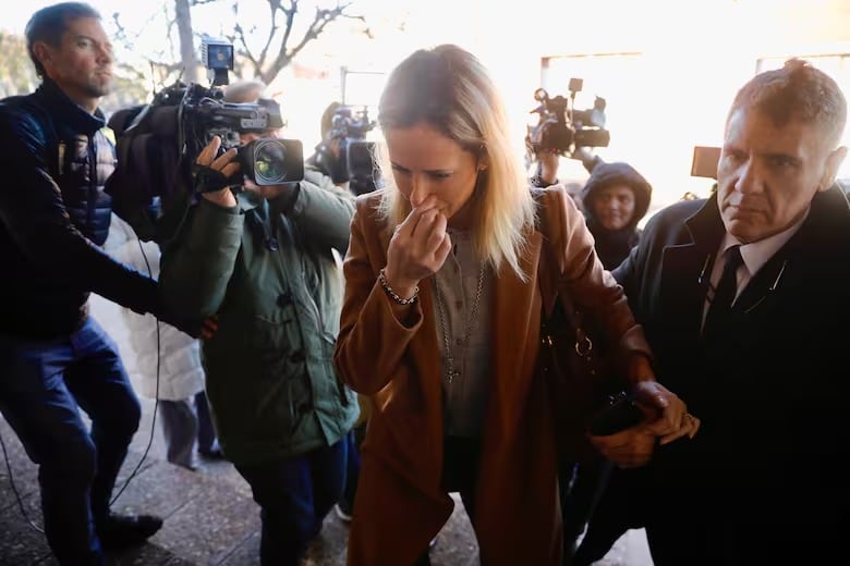 Julieta Prandi llegando al juicio contra su ex, Claudio Contardi.