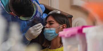 Por primera vez en cuatro días, bajó los 100 mil casos de coronavirus en todo el país. Además, la positividad sigue en ascenso, arriba del 60%