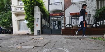 Un hombre disparó contra una vinoteca céntrica y huyo en un auto