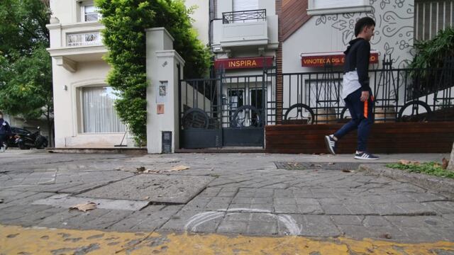 Un hombre disparó contra una vinoteca céntrica y huyo en un auto