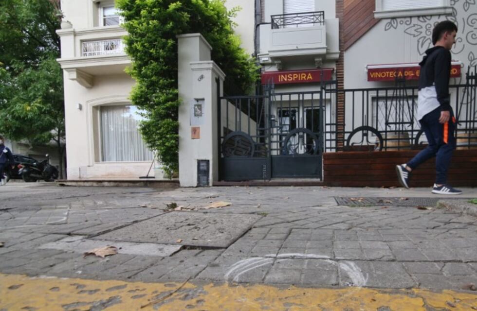 Un hombre disparó contra una vinoteca céntrica y huyo en un auto