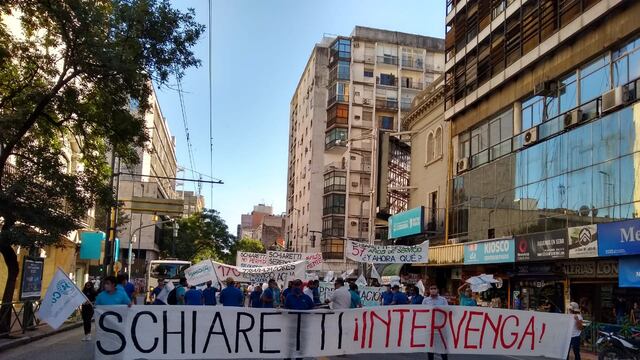 Trabajadores de la Coopi protestaron este jueves en pleno centro de la ciudad de Córdoba. (Foto: gentileza Jorge Boido).