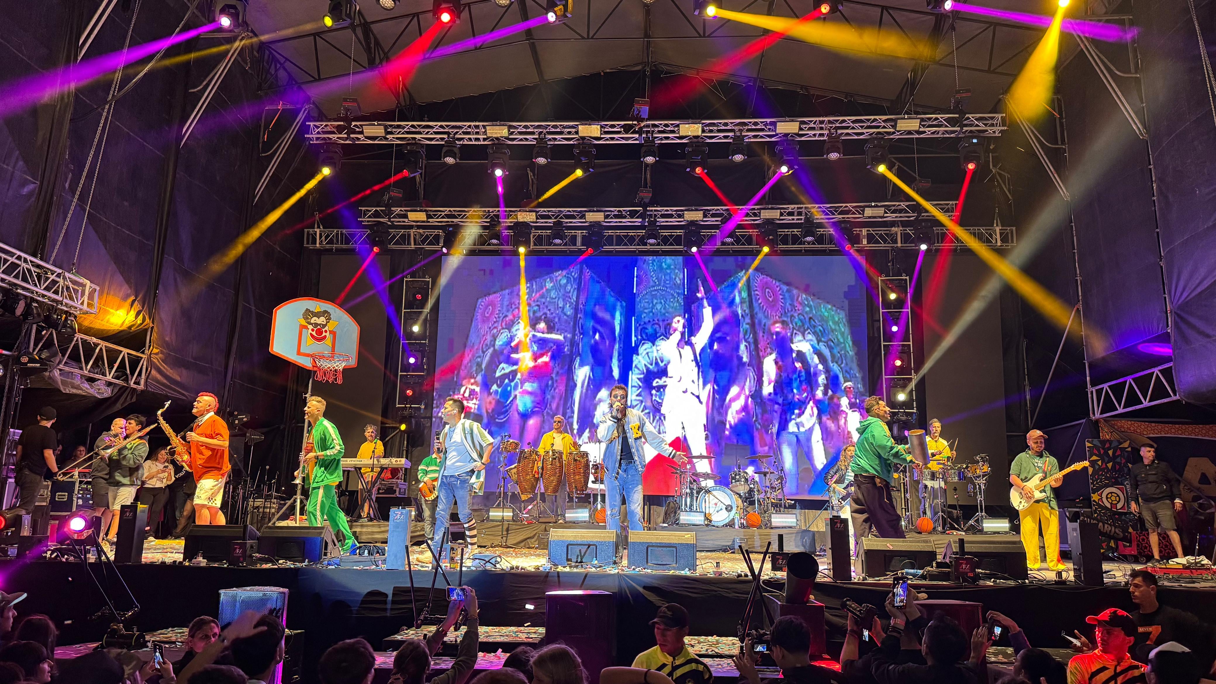 La banda cordobesa Los Caligaris fue una de las grandes atracciones de la Fiesta de la Primavera en la costanera del lago San Roque.