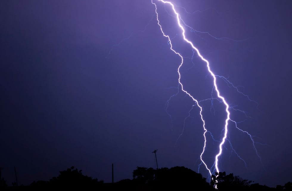 Video: un joven de Villa Merlo fue alcanzado por un rayo cuando estaba con amigos en una plaza