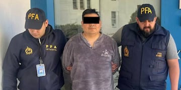 "El Señor Jota" tras ser arrestado por la PFA.