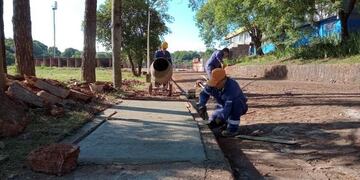 Realizan construcción de veredas peatonales en uno de los accesos al polideportivo Ian Barney en Oberá
