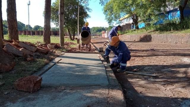 Realizan construcción de veredas peatonales en uno de los accesos al polideportivo Ian Barney en Oberá