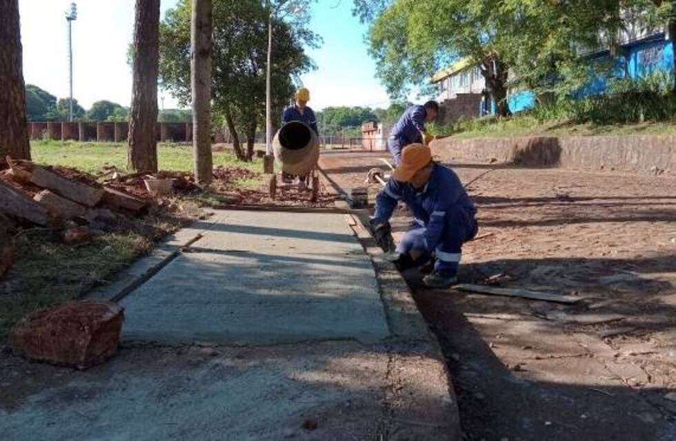 Realizan construcción de veredas peatonales en uno de los accesos al polideportivo Ian Barney en Oberá