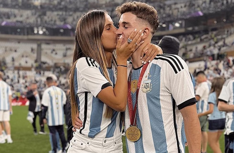 Julián Álvarez y Emilia Ferraro confirmaron que esperan su primer hijo con una tierna imagen