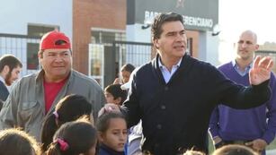 Foto de Capitanich junto a Emerenciano Sena, detenido por la desaparición de Cecilia.
