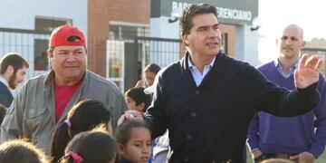 Foto de Capitanich junto a Emerenciano Sena, detenido por la desaparición de Cecilia.