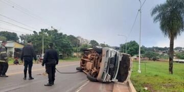 Posadas: choque y vuelco de un transporte escolar dejó un menor lesionado.