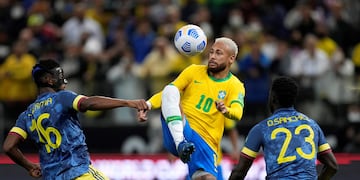 Neymar, referente de Brasil, en el partido ante Colombia por las eliminatorias sudamericanas. (AP)