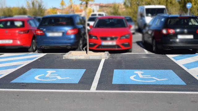 Señalización de trayectos accesibles para personas con discapacidad.