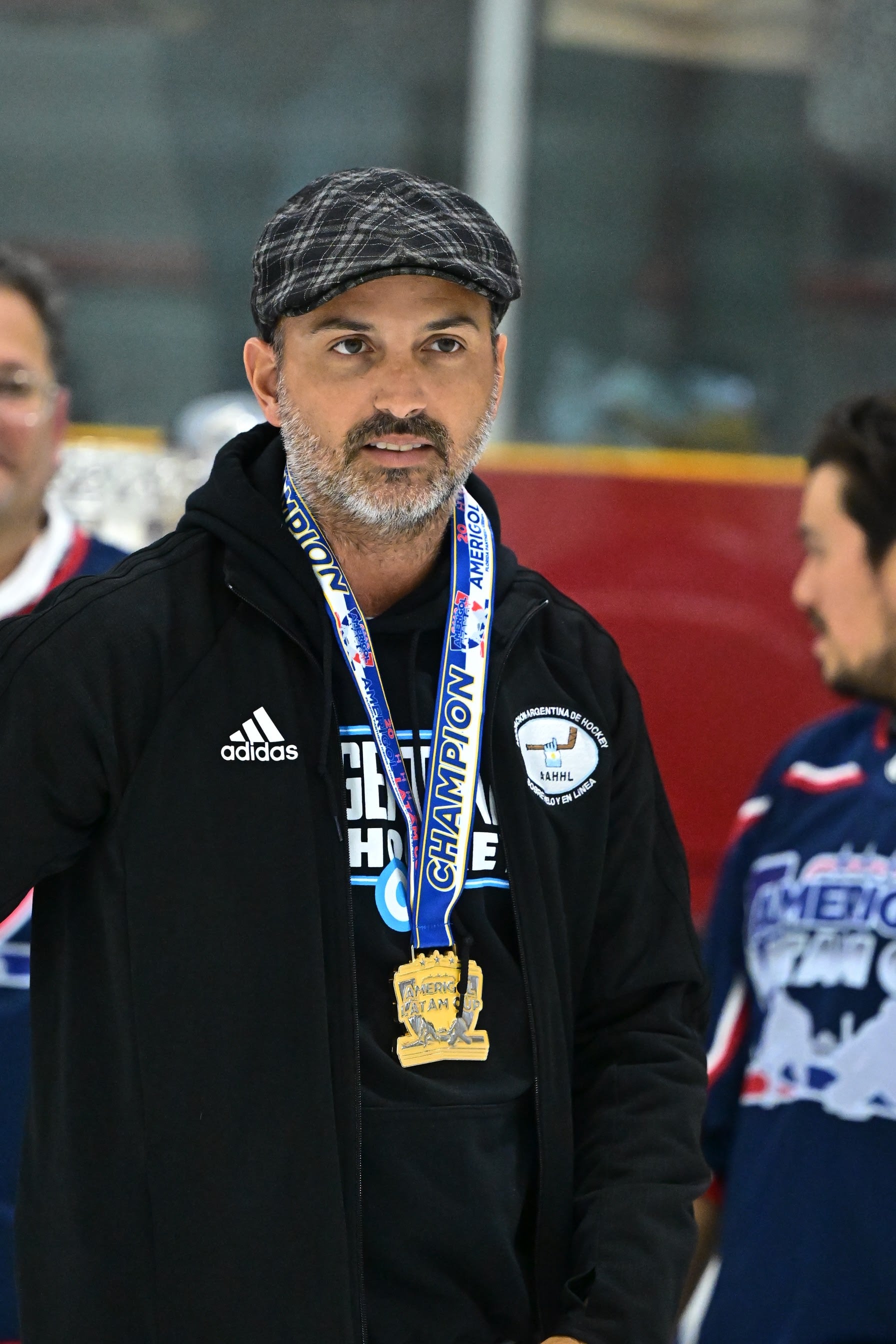 Pasión, hielo y camiseta: la vida de Juan Mandayo detrás del hockey argentino.