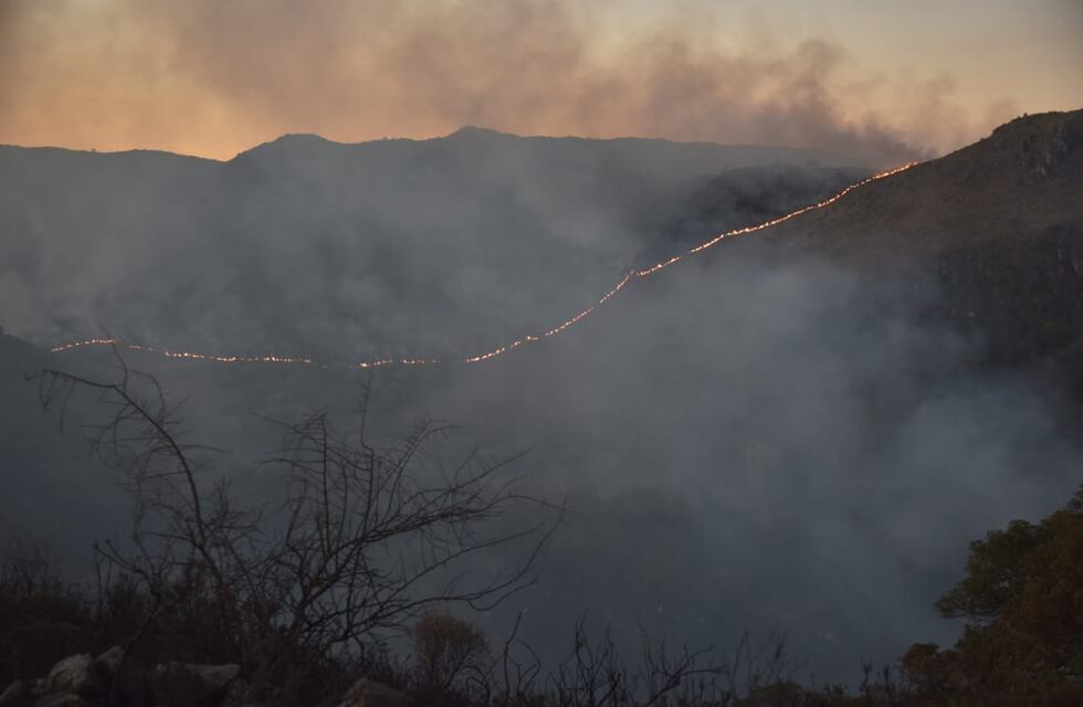 Incendios en Córdoba: bomberos combaten un foco en San Francisco del Chañar