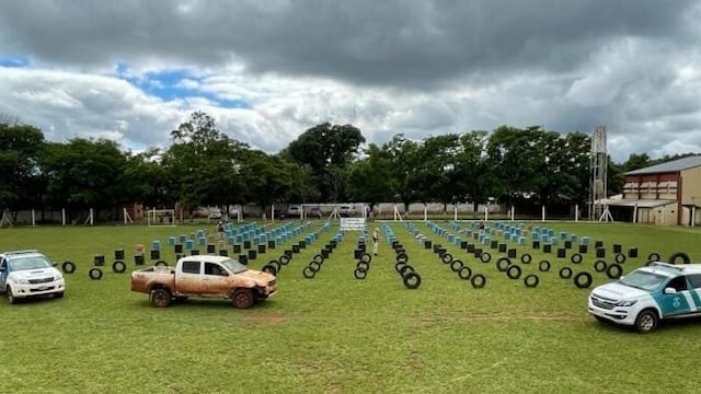 Decomisan gran cargamento cigarrillos y neumáticos de contrabando en Colonia Delicia.