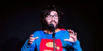Rodrigo Casavalle presenta sus "monólogos heroicos" en la sala Malvinas.