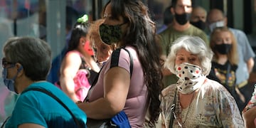 Mendoza 30 de diciembre 2020     Sociedad
Distanciamiento social., Larga espera en las filas de bancos, cajeros, entidades recaudatorias, paara cobrar y pagar impuestos, salarios, servicios.
Fila en banco de la Nacion Argentina
crisis, jubilado, jubilados, anciano, inflacion, covid, coronavirus, 
Foto: Orlando Pelichotti / Los Andes
