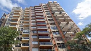 El departamento 12 A del edificio ubicado en Yrigoyen al 398 se prendió fuego.