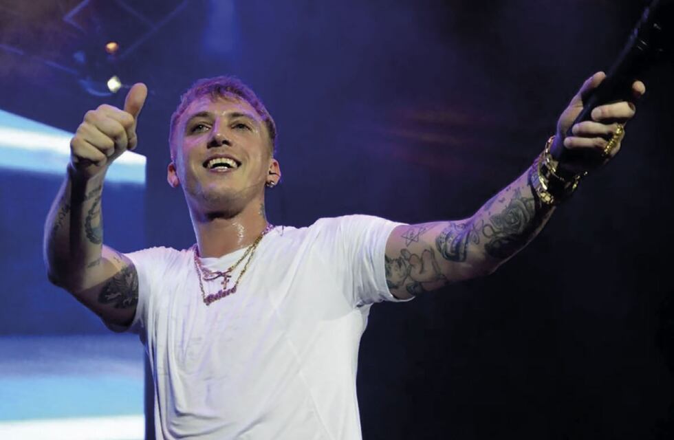 El Polaco presentó “Pideme la luna”, una nueva versión del tema de Leo Dan