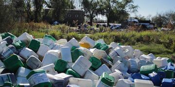 telam
AGROQUÍMICOS - campo
El director ejecutivo del Organismo Provincial para el Desarrollo Sostenible (OPDS), Juan Brardinelli, afirmó hoy que la sanción económica de $ 780 millones impuesta a 26 empresas de agroquímicos busca ser un "punto de inflexión" para que las compañías del sector comiencen a cumplir con la ley que las obliga a recuperar los envases vacíos de fitosanitarios.