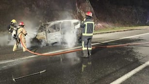 Variante Costa Azul: familia salva su vida tras incendiarse su auto