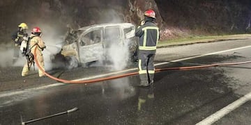 Variante Costa Azul: familia salva su vida tras incendiarse su auto