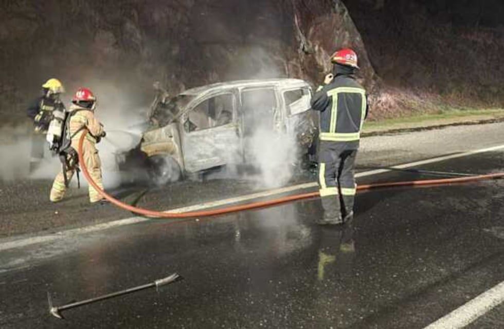 Variante Costa Azul: familia salva su vida tras incendiarse su auto