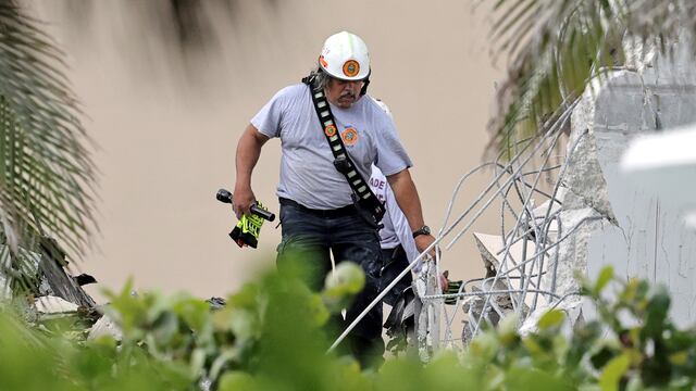 Personal de bomberos trabaja buscando gente entre los escombros del edificio que colapsó en Miami.