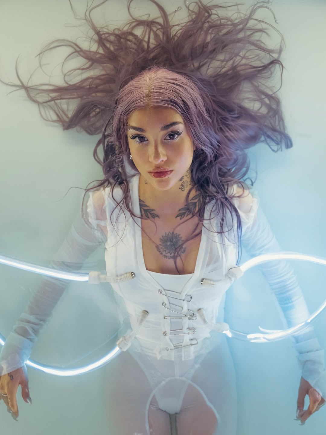 Body semitransparente y total white: María Becerra se llevó todas las miradas con una producción de fotos al límite de la censura