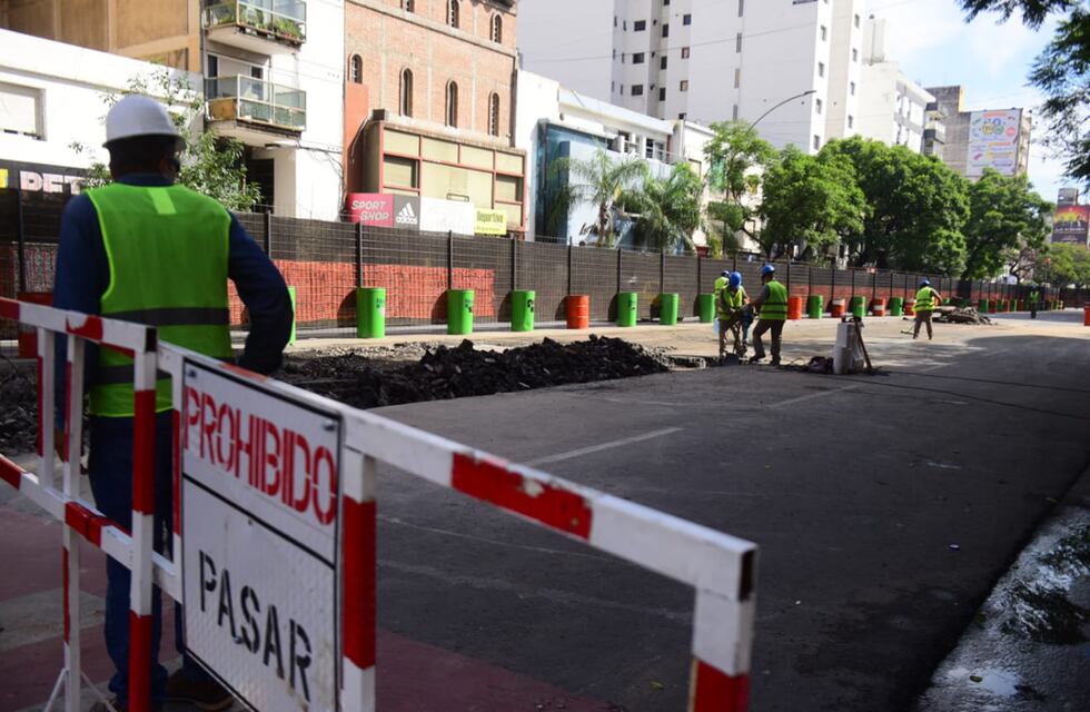 Por un tremendo socavón, cortaron el tránsito en una concurrida avenida de Córdoba