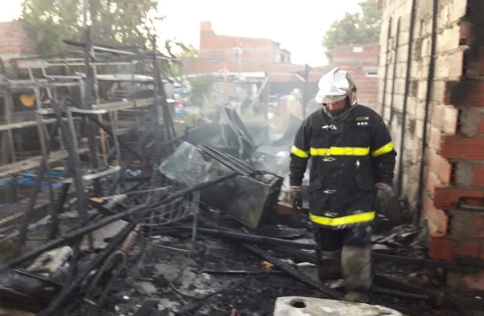 Se incendiaron dos viviendas precarias en Bahía