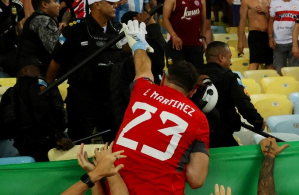 El manotazo de “Dibu” Martínez a un policía para evitar que le pegue a los hinchas