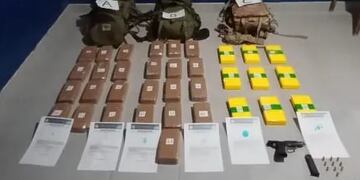 Policías antinarcóticos desplegados en la zona de montaña de Jujuy desbarataron una maniobra de narcotráfico y atraparon a un hombre joven armado.