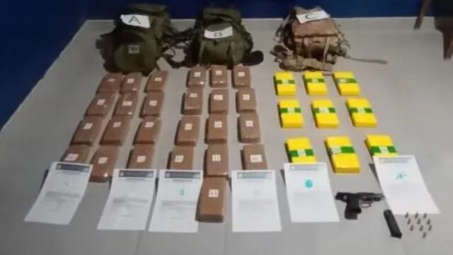 Policías antinarcóticos desplegados en la zona de montaña de Jujuy desbarataron una maniobra de narcotráfico y atraparon a un hombre joven armado.